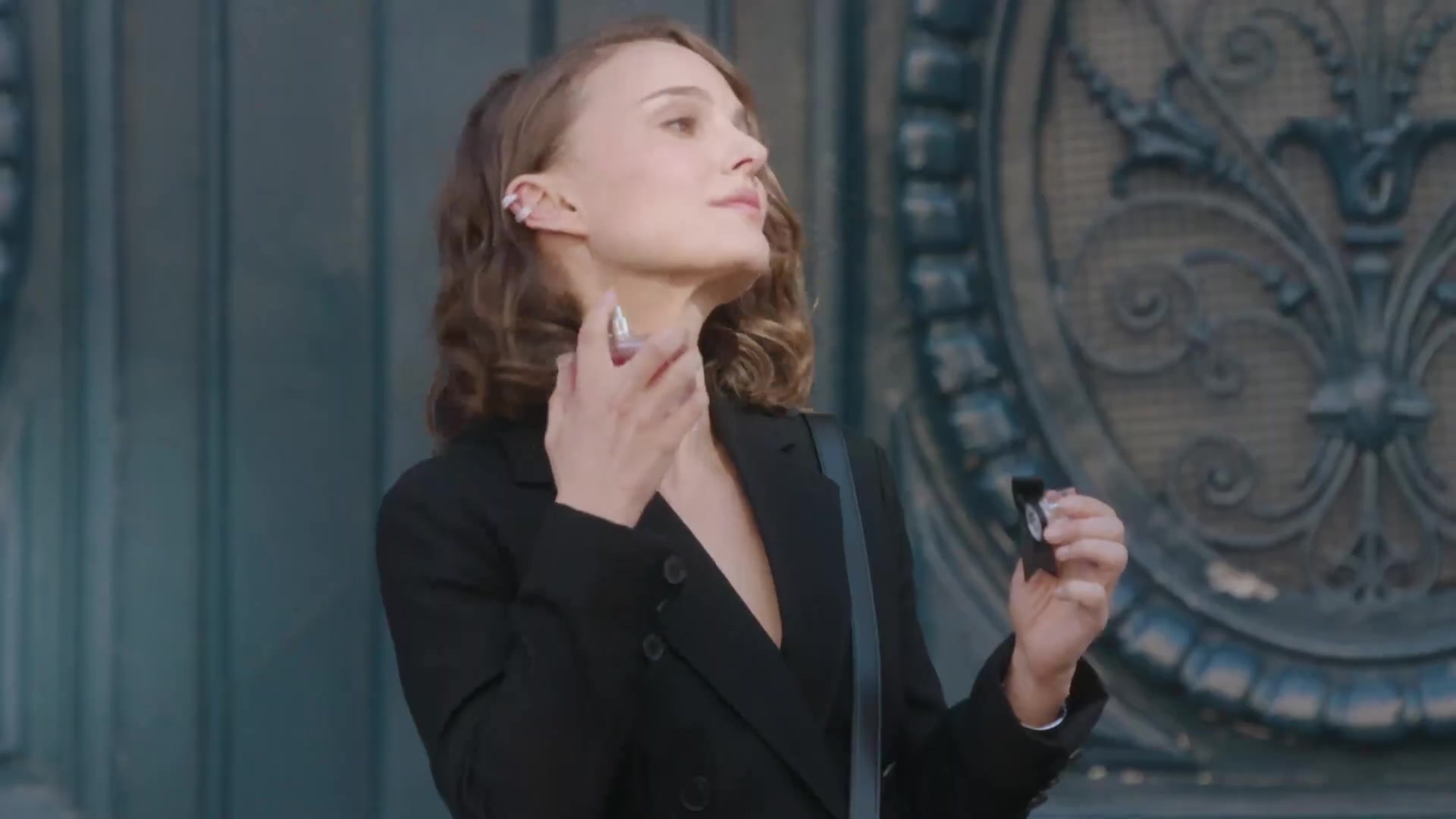 Miss_Dior_-_A_Miss_in_Paris_Episode_1-00_00_04_120.jpeg