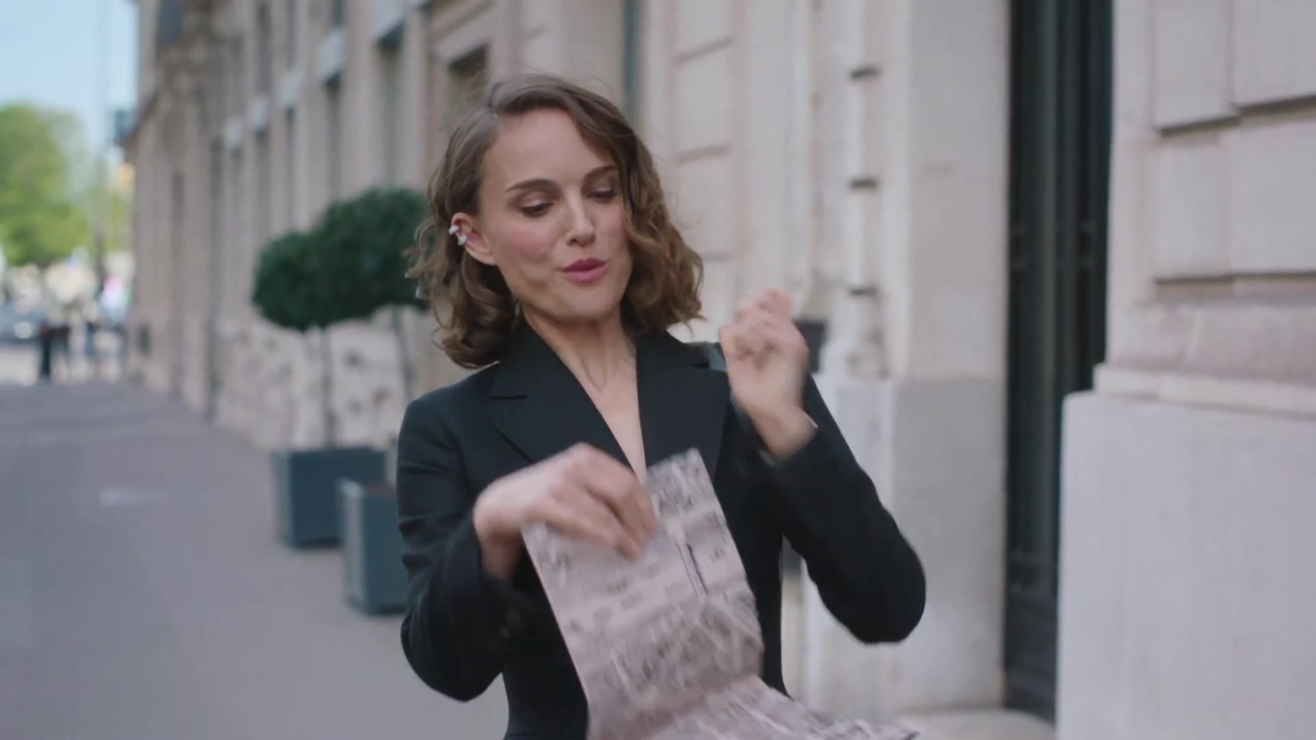 Miss_Dior_-_A_Miss_in_Paris_Episode_1-00_00_27_960.jpeg