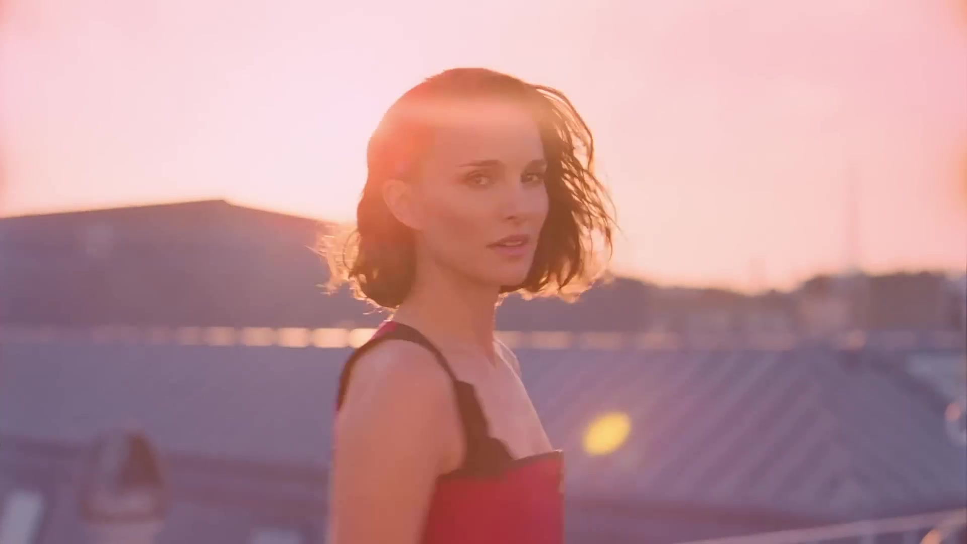 The_New_Miss_Dior_Essence-00_00_23_040.jpeg